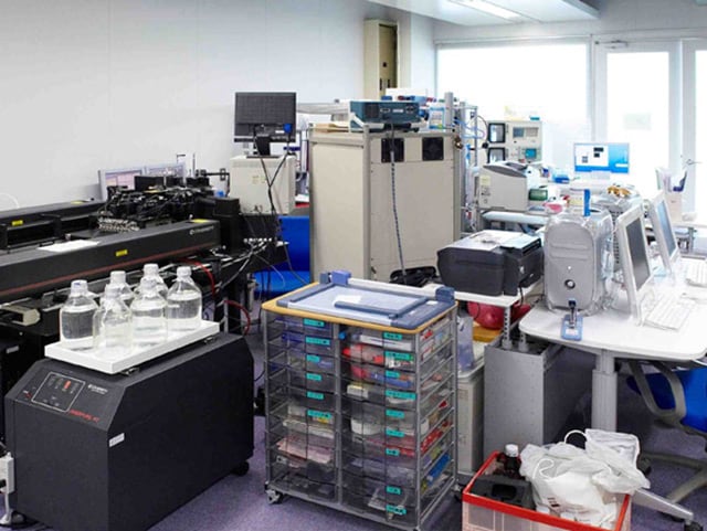 图片：研究室内，精锐的观察、测量设备……