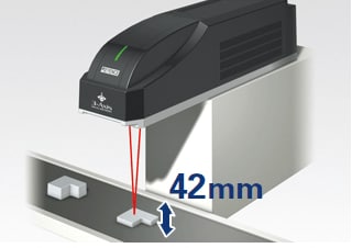三轴控制激光刻印机能够以42 mm宽度改变焦点进行刻印